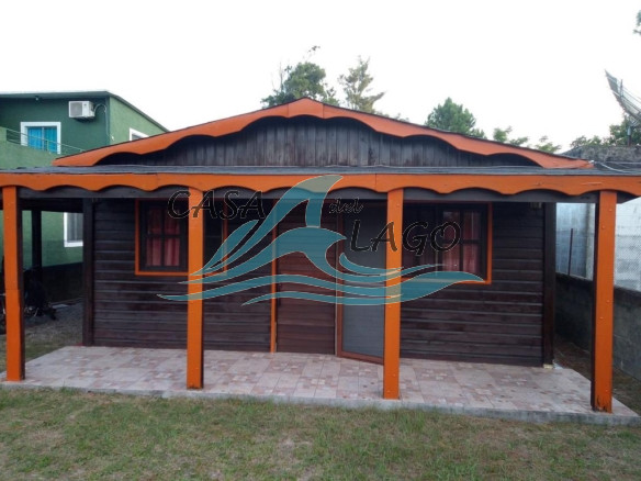 Chalet de madera en Laguna Merín a 50 metros de la playa, con patio cerrado, césped y ubicación en zona alta.